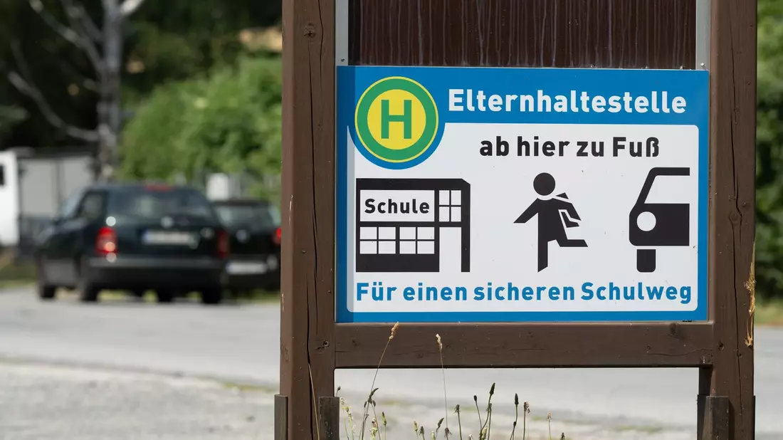 Elterntaxis stehen immer wieder in der Kritik. - Bild: Sebastian Kahnert/dpa