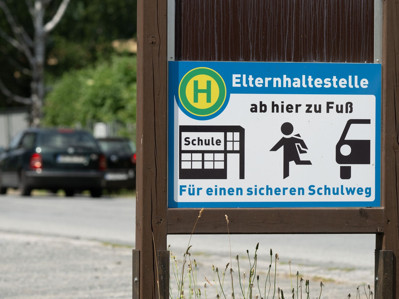 Elterntaxis stehen immer wieder in der Kritik. - Foto: Sebastian Kahnert/dpa