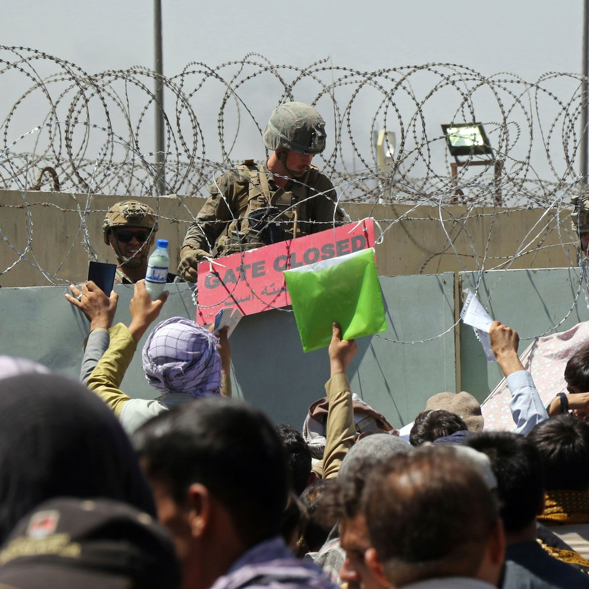 Ein US-Soldat hält wenige Tage nach der Machtübernahme der Taliban 2021 ein Schild, mit der Aufschrift «Gate closed» auf dem internationalen Flughafen von Kabul. - Foto: Wali Sabawoon/AP/dpa