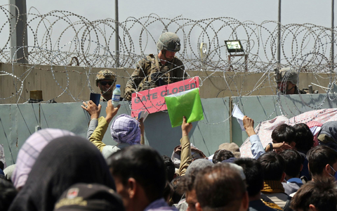 Ein US-Soldat hält wenige Tage nach der Machtübernahme der Taliban 2021 ein Schild, mit der Aufschrift «Gate closed» auf dem internationalen Flughafen von Kabul. - Foto: Wali Sabawoon/AP/dpa Ein US-Soldat hält wenige Tage nach der Machtübernahme der Taliban 2021 ein Schild, mit der Aufschrift «Gate closed» auf dem internationalen Flughafen von Kabul. - Foto: Wali Sabawoon/AP/dpa