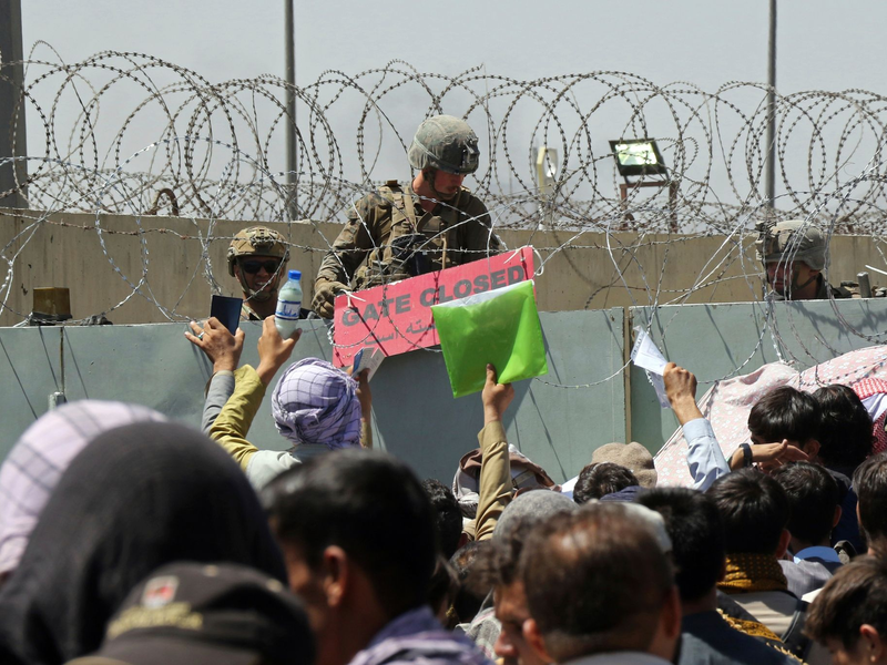 Ein US-Soldat hält wenige Tage nach der Machtübernahme der Taliban 2021 ein Schild, mit der Aufschrift «Gate closed» auf dem internationalen Flughafen von Kabul. - Foto: Wali Sabawoon/AP/dpa