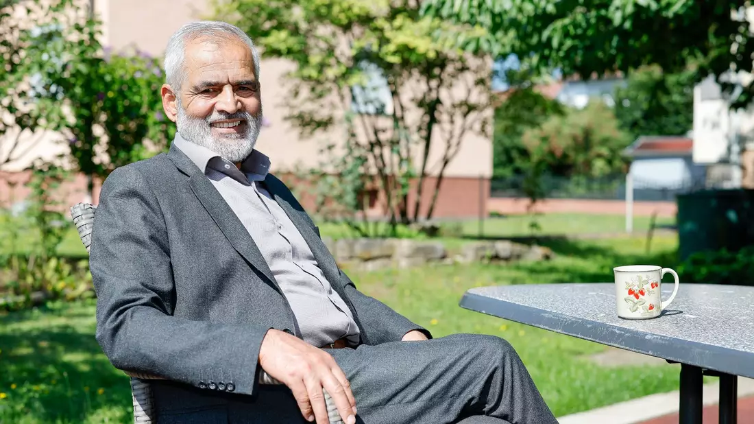 Mohammed Tarik aus Afghanistan sitzt im Garten seines Mietshauses. Er lebt seit Oktober 2022 mit seiner Frau und zwei Töchtern in einem Dorf bei Bamberg (Bayern). - Bild: Daniel Löb/dpa