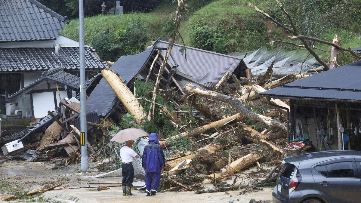 Ein Torii-Tor ist nach einem Erdbeben an einem Schrein in Kanazawa, Präfektur Ishikawa beschädigt. - Foto: Uncredited/Kyodo News/AP/dpa