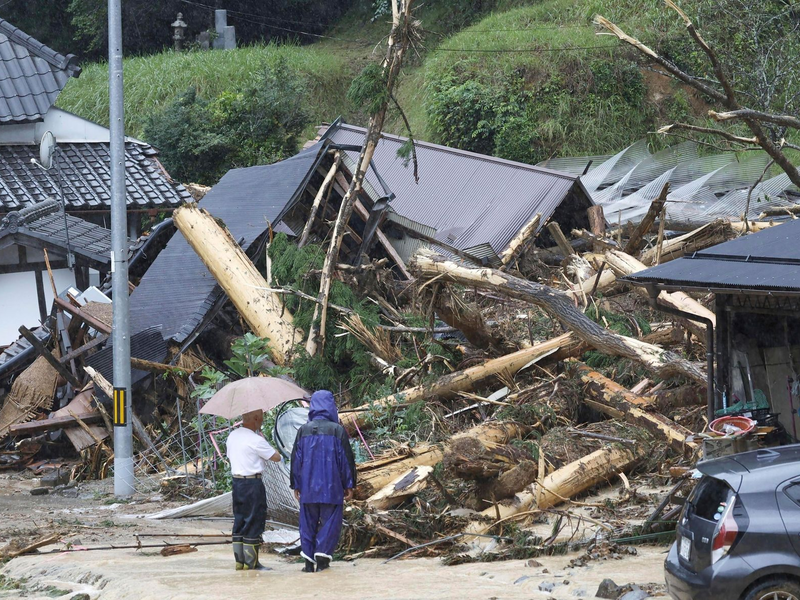 Ein Torii-Tor ist nach einem Erdbeben an einem Schrein in Kanazawa, Präfektur Ishikawa beschädigt. - Foto: Uncredited/Kyodo News/AP/dpa