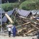 Ein Torii-Tor ist nach einem Erdbeben an einem Schrein in Kanazawa, Präfektur Ishikawa beschädigt. - Foto: Uncredited/Kyodo News/AP/dpa