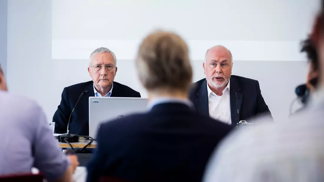 Ulrich Silberbach (r), Bundesvorsitzender des Beamtenbundes dbb, und Manfred Güllner, forsa Geschäftsführer, haben die Ergebnisse einer Befragung vorgestellt. - Bild: Christoph Soeder/dpa