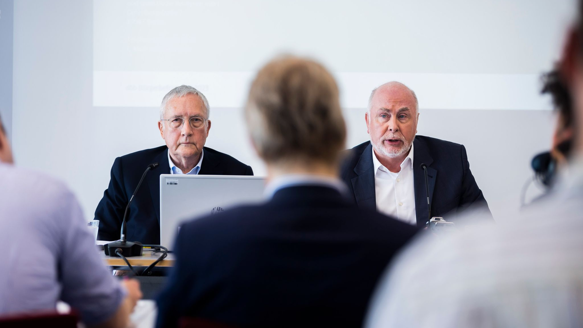 Ulrich Silberbach (r), Bundesvorsitzender des Beamtenbundes dbb, und Manfred Güllner, forsa Geschäftsführer, haben die Ergebnisse einer Befragung vorgestellt. - Foto: Christoph Soeder/dpa
