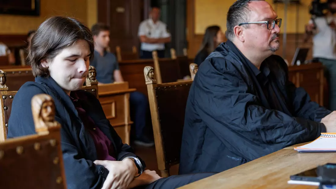 Die Klägerin im Oberlandesgericht Bamberg neben ihrem Verteidiger Volker Loeschner. - Bild: Daniel Karmann/dpa