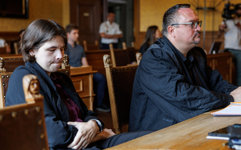 Die Klägerin im Oberlandesgericht Bamberg neben ihrem Verteidiger Volker Loeschner. - Foto: Daniel Karmann/dpa