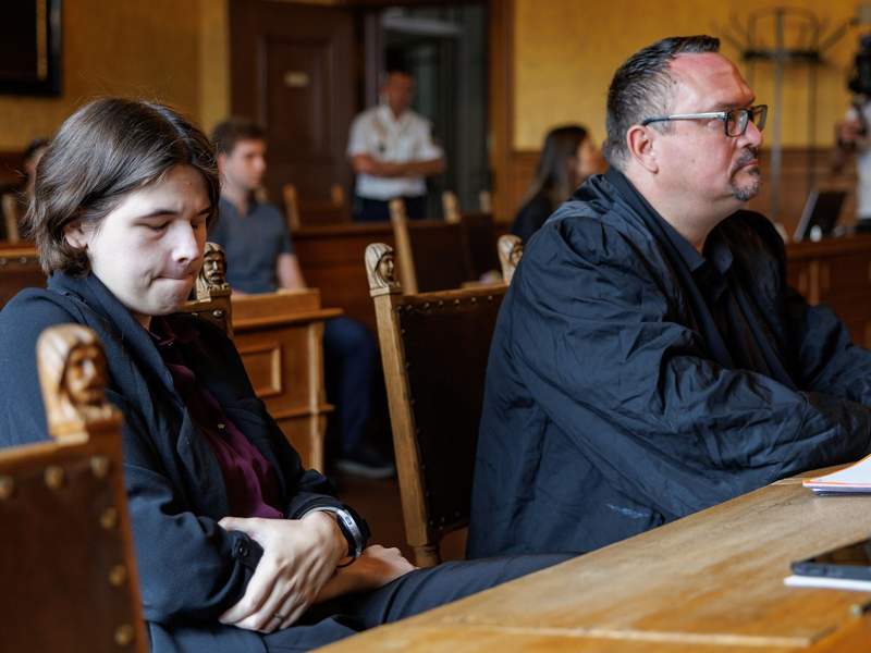 Die Klägerin im Oberlandesgericht Bamberg neben ihrem Verteidiger Volker Loeschner. - Foto: Daniel Karmann/dpa