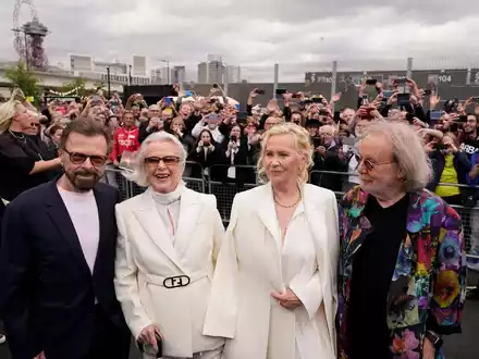 Björn Ulvaeus (l-r), Anni-Frid Lyngstad, Agnetha Fältskog und Benny Andersson von Abba erhalten im Königlichen Palast von Stockholm den «Vasaorden». - Foto: Alberto Pezzali/AP/dpa