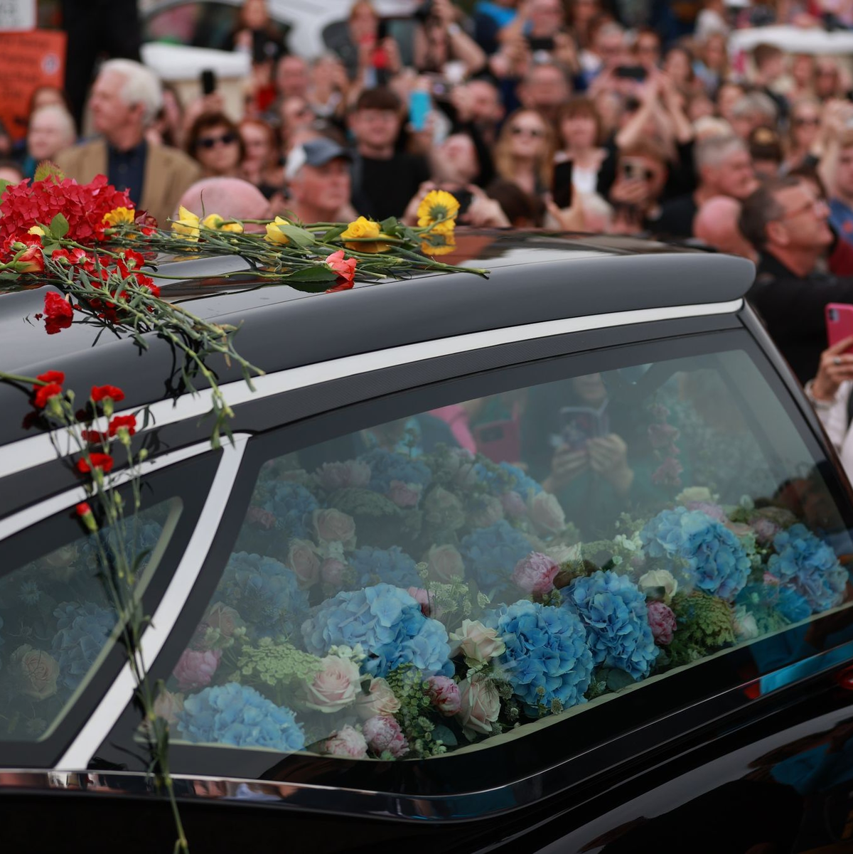 Fans der Sängerin Sinead O'Connor im irischen Bray beim Trauerzug für Sinéad O'Connor. - Foto: Liam Mcburney/PA Wire/dpa