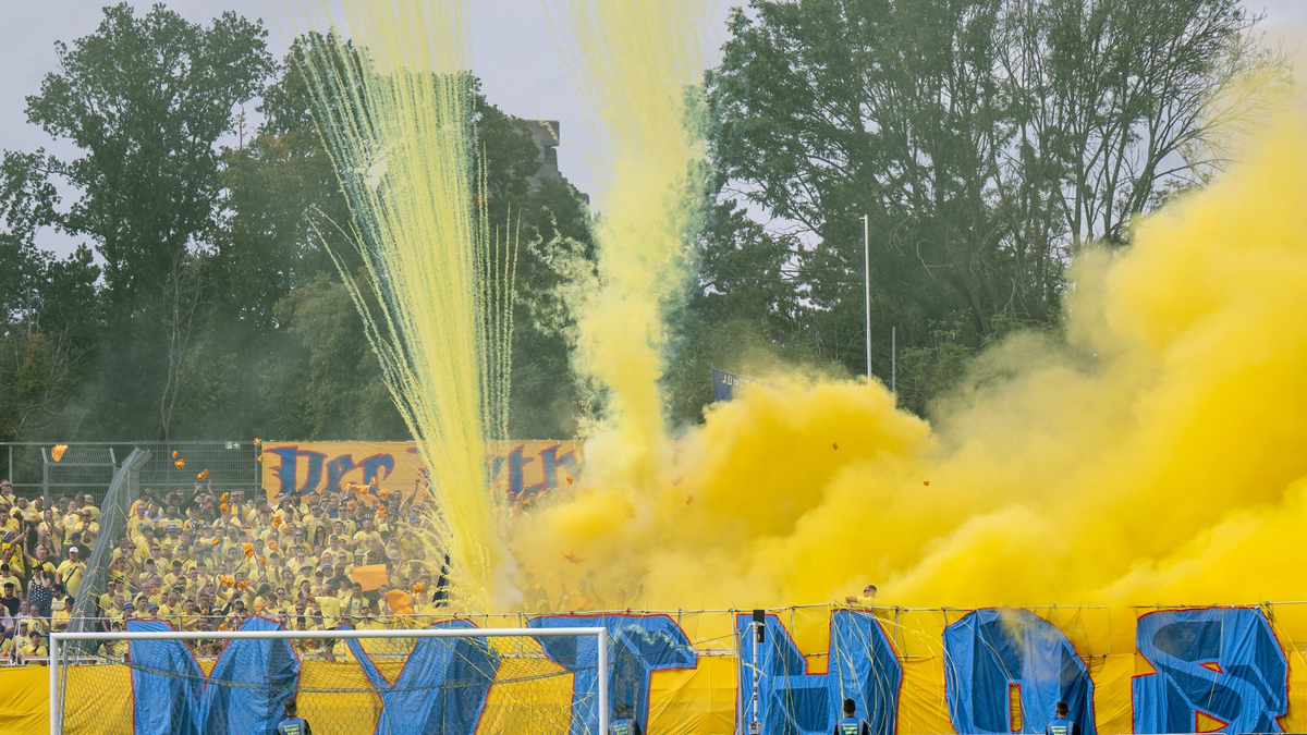 Die Pokalpartie von Lok Leipzig gegen Eintracht Frankfurt war von einem heftigen Pyroeinsatz überschattet. - Foto: Hendrik Schmidt/dpa