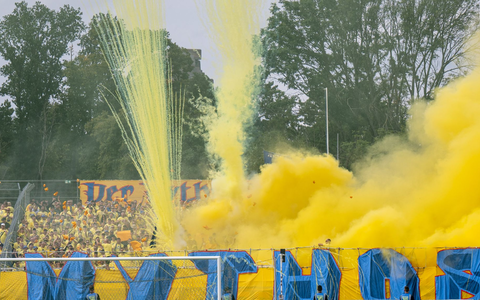 Die Pokalpartie von Lok Leipzig gegen Eintracht Frankfurt war von einem heftigen Pyroeinsatz überschattet. - Foto: Hendrik Schmidt/dpa