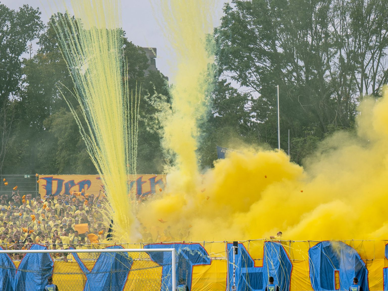 Die Pokalpartie von Lok Leipzig gegen Eintracht Frankfurt war von einem heftigen Pyroeinsatz überschattet. - Foto: Hendrik Schmidt/dpa