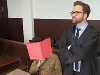 Der Angeklagte (l) sitzt neben seinem Verteidiger Maximilian Klefenz im Verhandlungssaal des Düsseldorfer Landgerichts und verdeckt sein Gesicht. - Foto: Martin Höke/dpa