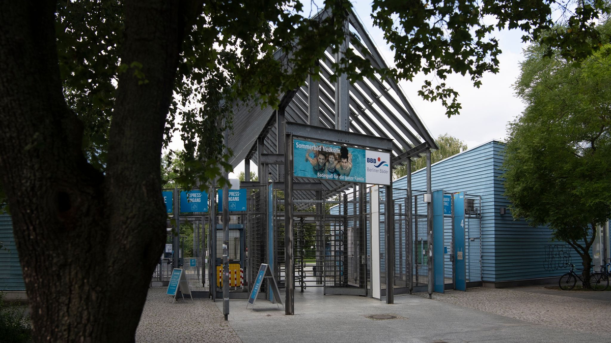 Blick auf das Columbiabad in Berlin-Neukölln. - Foto: Paul Zinken/dpa