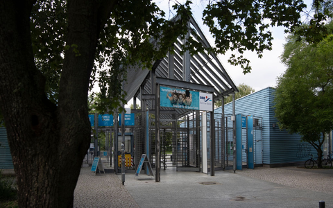 Nach Gewalt und Rangeleien werden Ein- und Ausgänge des Columbiabads in Berlin-Neukölln per Video überwacht. - Foto: Paul Zinken/dpa