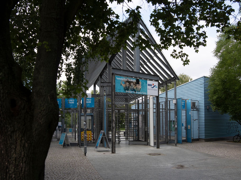 Nach Gewalt und Rangeleien werden Ein- und Ausgänge des Columbiabads in Berlin-Neukölln per Video überwacht. - Foto: Paul Zinken/dpa