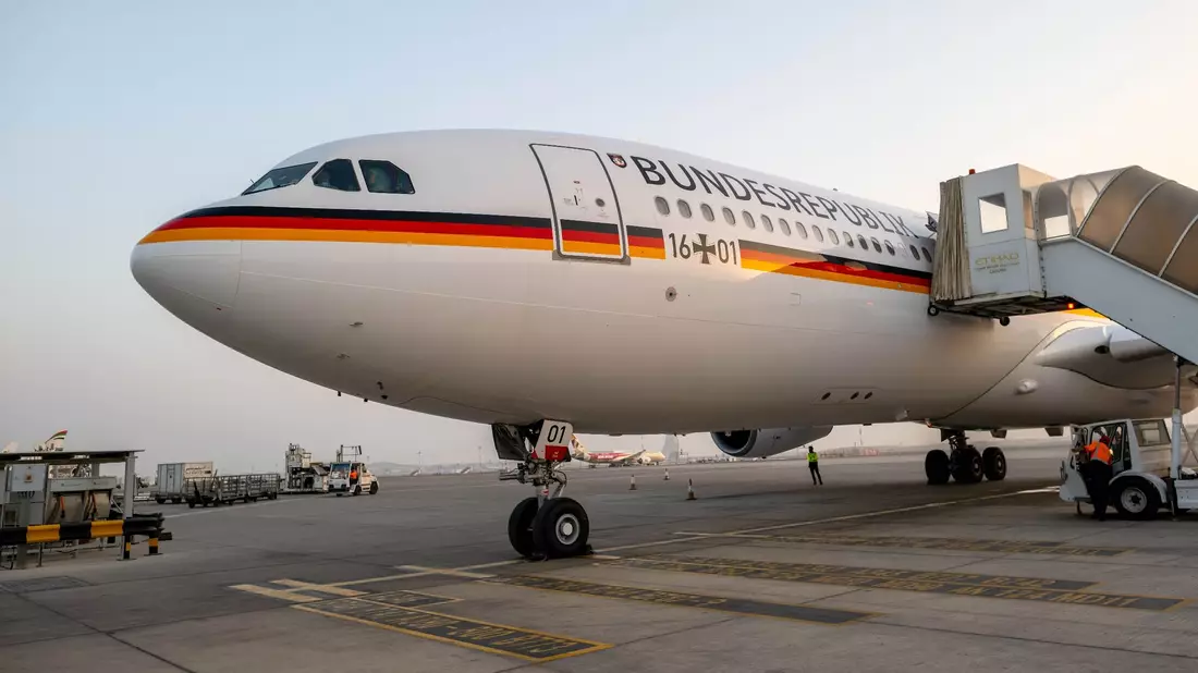 Die Regierungsmaschine, ein Airbus A340-300, steht auf einer Parkposition aus dem Flughafen von Abu Dhabi. - Bild: Sina Schuldt/dpa