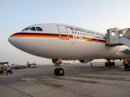 Die Regierungsmaschine, ein Airbus A340-300, steht auf einer Parkposition aus dem Flughafen von Abu Dhabi. - Foto: Sina Schuldt/dpa