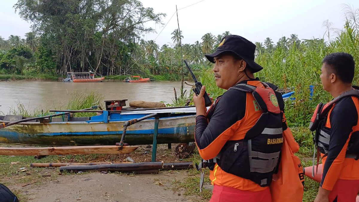 Rettungskräfte auf der Suche nach vermissten Personen. - Foto: ---/BASARNAS/AP/dpa