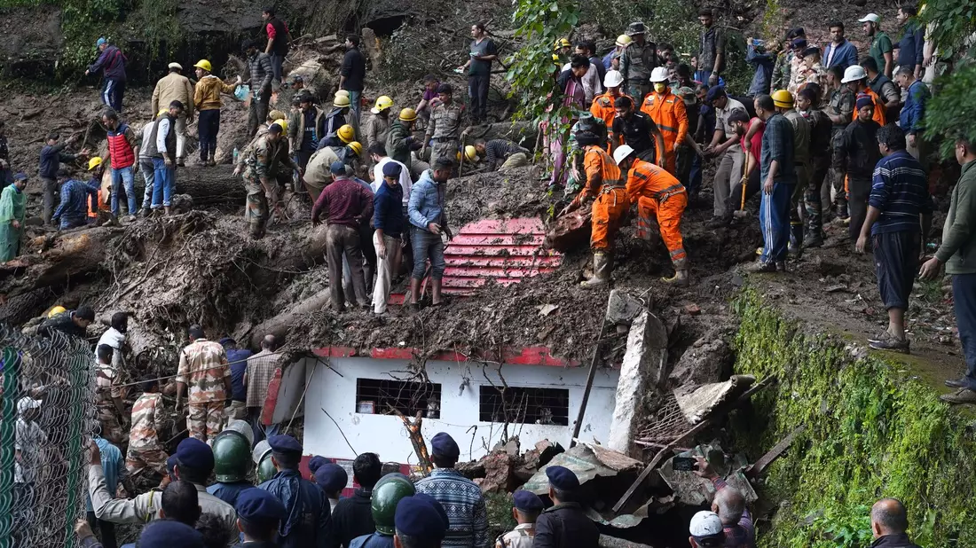Schwere Monsunregenfälle: Ein Teil der historischen Eisenbahnstrecke Shimla-Kalka wurde weggespült. - Bild: Pradeep Kumar/AP/dpa