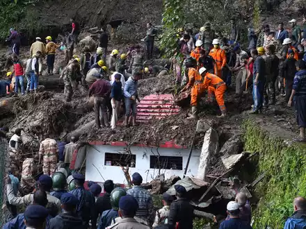 Schwere Monsunregenfälle: Ein Teil der historischen Eisenbahnstrecke Shimla-Kalka wurde weggespült. - Foto: Pradeep Kumar/AP/dpa