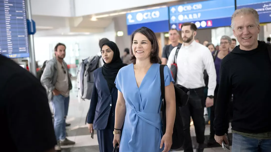 Außenministerin Annalena Baerbock (M, Bündnis 90/Die Grünen) ist auf dem Flughafen in Dubai auf dem Weg zu ihrem Flug. - Bild: Sina Schuldt/dpa