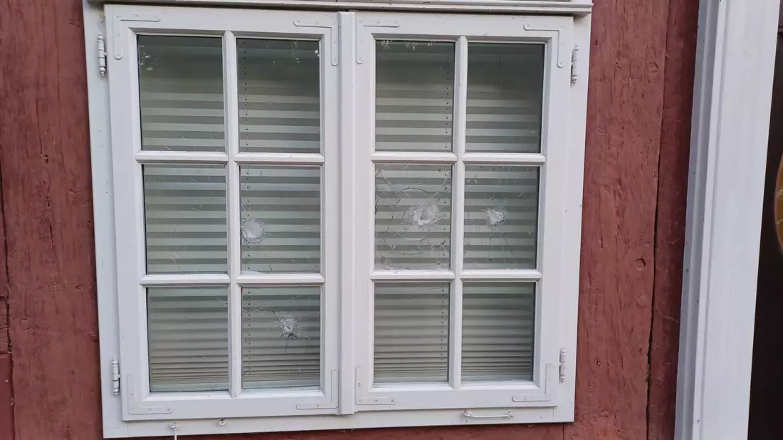 Gesplitterte Fensterscheiben an einem Gebäude der Stiftung niedersächsischer Gedenkstätten in Celle. - Bild: Stiftung Niedersächsische Geden/Stiftung niedersächsische Gedenkstätten/dpa