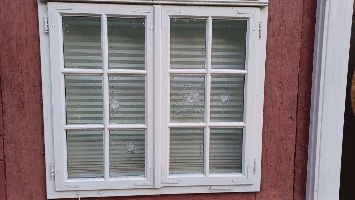 Gesplitterte Fensterscheiben an einem Gebäude der Stiftung niedersächsischer Gedenkstätten in Celle. - Foto: Stiftung Niedersächsische Geden/Stiftung niedersächsische Gedenkstätten/dpa