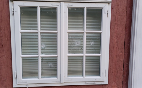 Gesplitterte Fensterscheiben an einem Gebäude der Stiftung niedersächsischer Gedenkstätten in Celle. - Foto: Stiftung Niedersächsische Geden/Stiftung niedersächsische Gedenkstätten/dpa