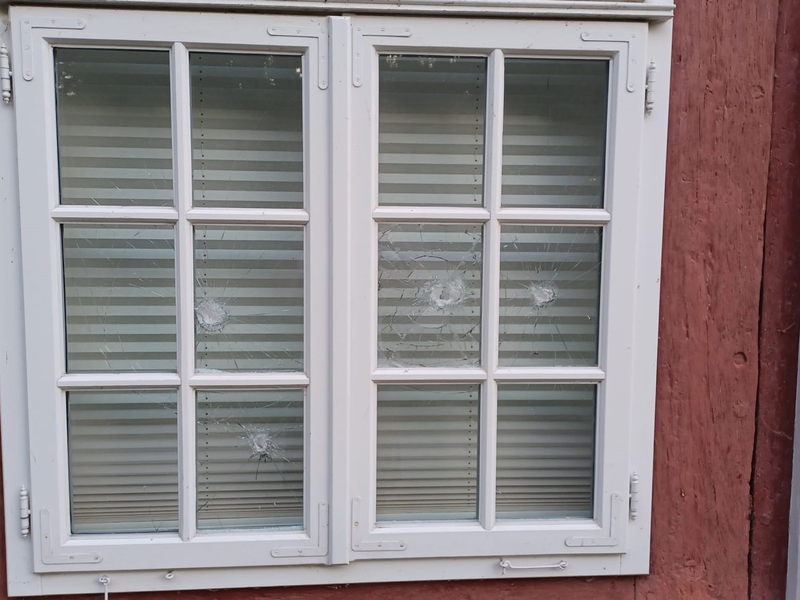 Gesplitterte Fensterscheiben an einem Gebäude der Stiftung niedersächsischer Gedenkstätten in Celle. - Foto: Stiftung Niedersächsische Geden/Stiftung niedersächsische Gedenkstätten/dpa