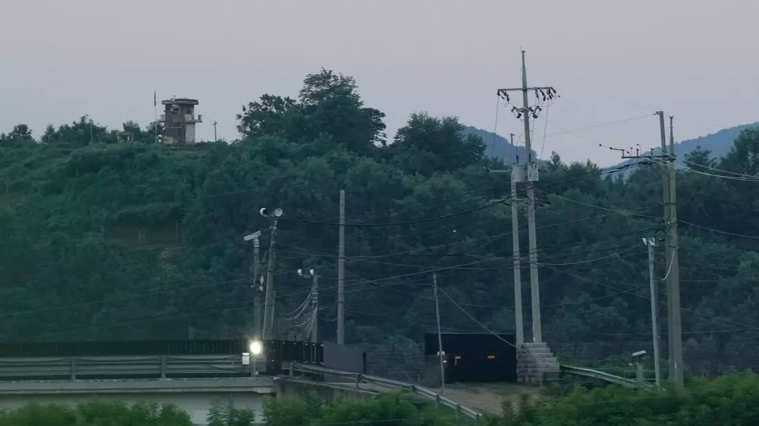 Ein nordkoreanischer Wachposten bei Paju. Ein US-Amerikaner überquerte im Juli ohne Erlaubnis die innerkoreanische Grenze und wurde daraufhin festgenommen. - Bild: Ahn Young-joon/AP/dpa
