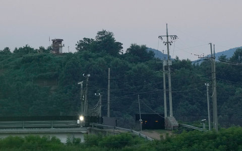 Ein nordkoreanischer Wachposten bei Paju. Ein US-Amerikaner überquerte im Juli ohne Erlaubnis die innerkoreanische Grenze und wurde daraufhin festgenommen. - Foto: Ahn Young-joon/AP/dpa