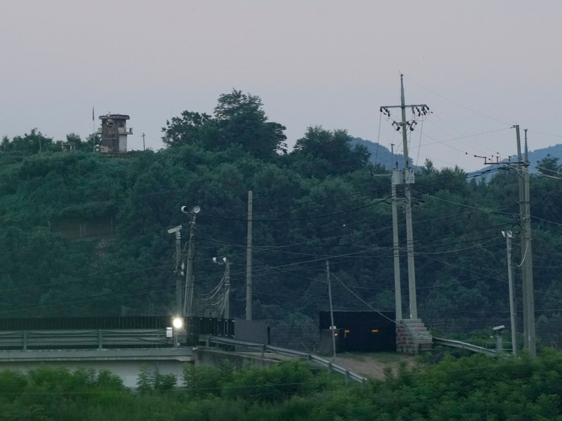 Ein nordkoreanischer Wachposten bei Paju. Ein US-Amerikaner überquerte im Juli ohne Erlaubnis die innerkoreanische Grenze und wurde daraufhin festgenommen. - Foto: Ahn Young-joon/AP/dpa