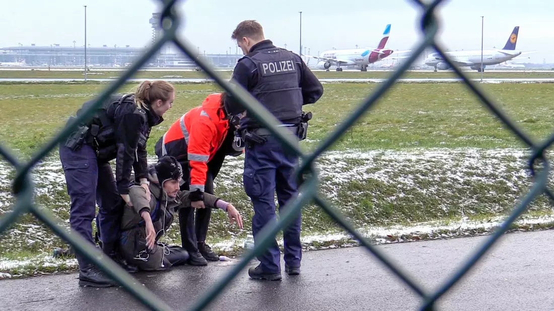 Im Dezember 2022 gelangten einige Klimaaktivisten in den abgesperrten Bereich des BER-Flughafens. - Bild: Paul Zinken/dpa