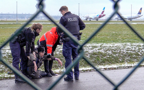 Im Dezember 2022 gelangten einige Klimaaktivisten in den abgesperrten Bereich des BER-Flughafens. - Foto: Paul Zinken/dpa