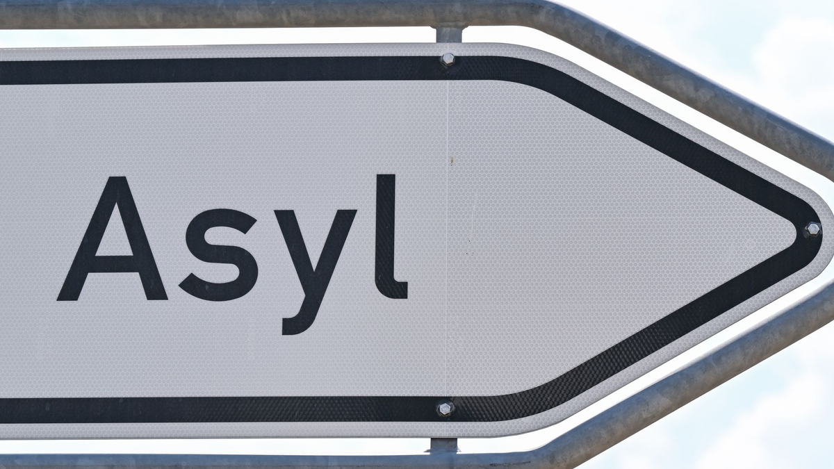 Das Wort «Asyl» steht auf einem Wegweiser zur Erstaufnahme-Einrichtungen (EAE) des Landes Brandenburg in Eisenhüttenstadt. - Foto: Patrick Pleul/dpa