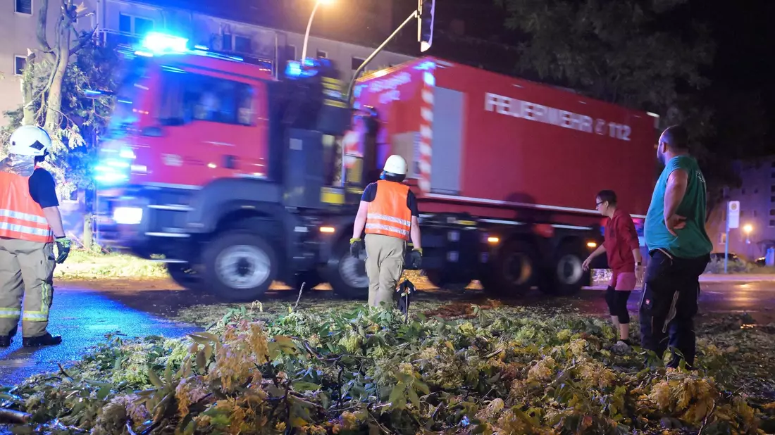 Die Feuerwehr war nach dem starken Gewitter gefordert. - Bild: Michael Bahlo/dpa