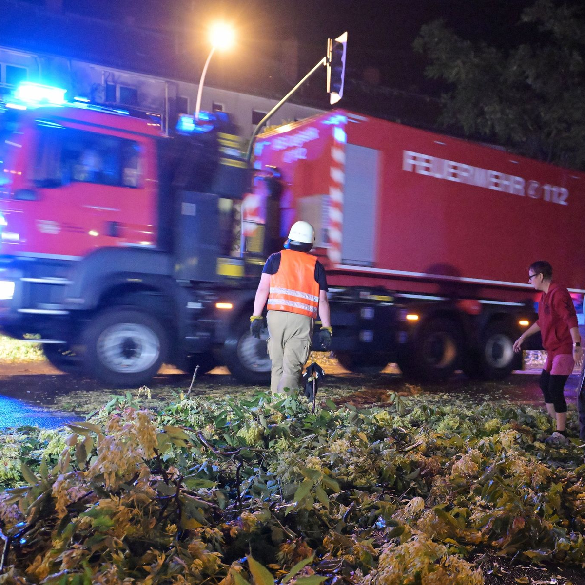 Die Feuerwehr war nach dem starken Gewitter gefordert. - Foto: Michael Bahlo/dpa