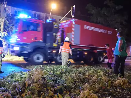 Die Feuerwehr war nach dem starken Gewitter gefordert. - Foto: Michael Bahlo/dpa