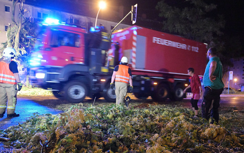 Die Feuerwehr war nach dem starken Gewitter gefordert. - Foto: Michael Bahlo/dpa