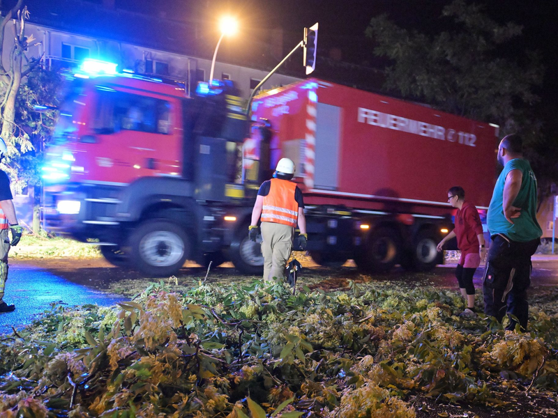 Die Feuerwehr war nach dem starken Gewitter gefordert. - Foto: Michael Bahlo/dpa