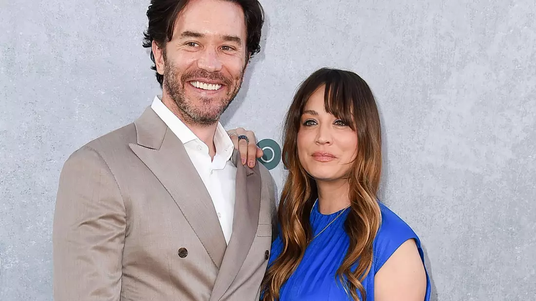 Kaley Cuoco und Tom Pelphrey sind Eltern einer Tochter - und die hält das Paar ordentlich auf Trab. (Archivfoto) - Bild: Richard Shotwell/Invision via AP/dpa