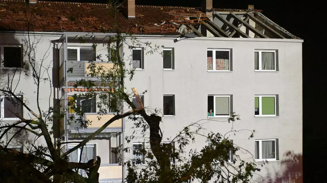 Zum Teil wurden von dem Sturm Dächer abgedeckt. - Bild: Michael Bahlo/dpa