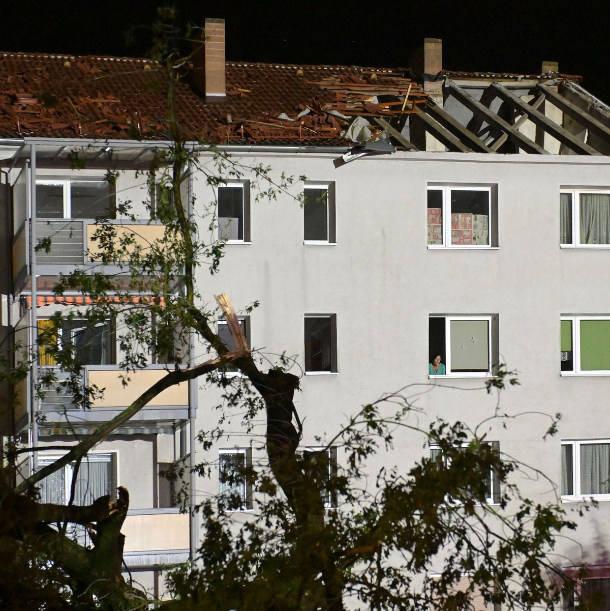 Zum Teil wurden von dem Sturm Dächer abgedeckt. - Foto: Michael Bahlo/dpa