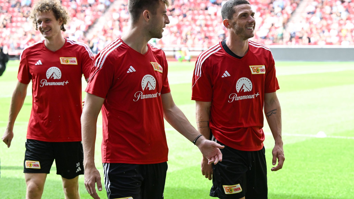 Union-Neuzugang Robin Gosens (r) beim öffentlichen Training in Berlin. - Foto: Matthias Koch/dpa