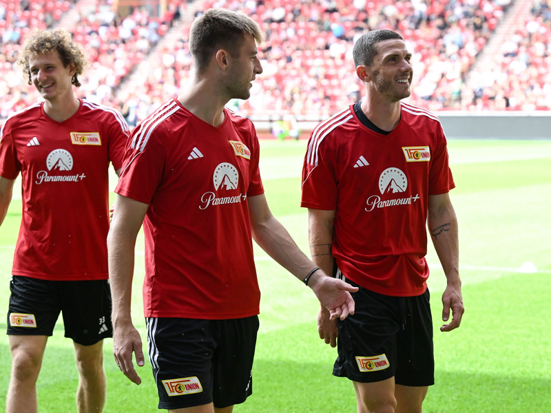 Union-Neuzugang Robin Gosens (r) beim öffentlichen Training in Berlin. - Foto: Matthias Koch/dpa