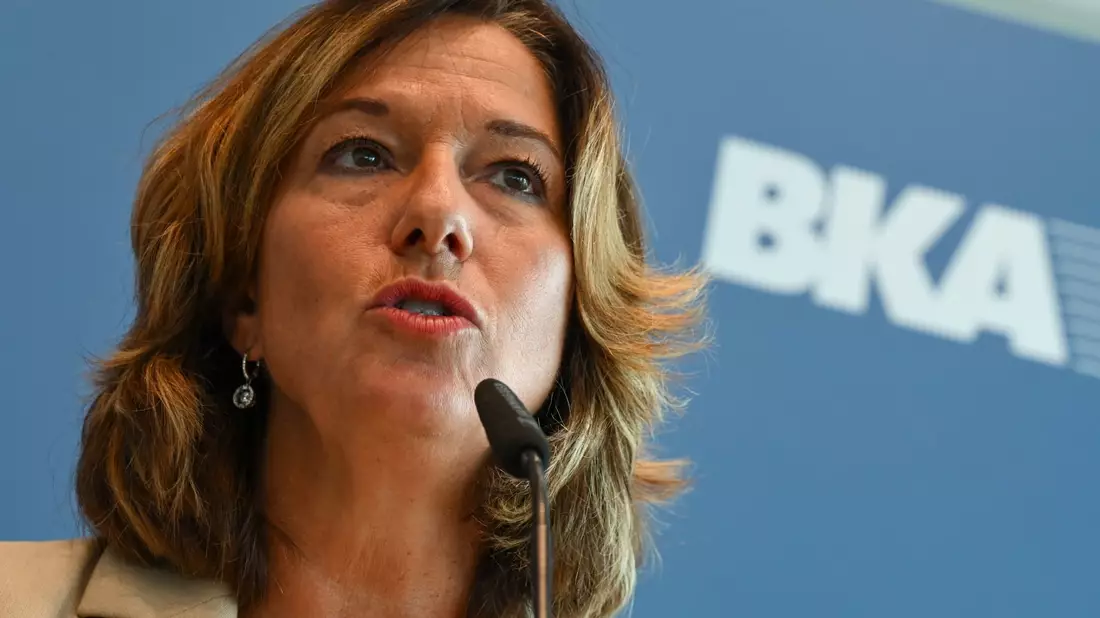 BKA-Vizepräsidentin Martina Link stellte im Bundeskriminalamt das «Bundeslagebild Cybercrime 2022» vor. - Bild: Arne Dedert/dpa